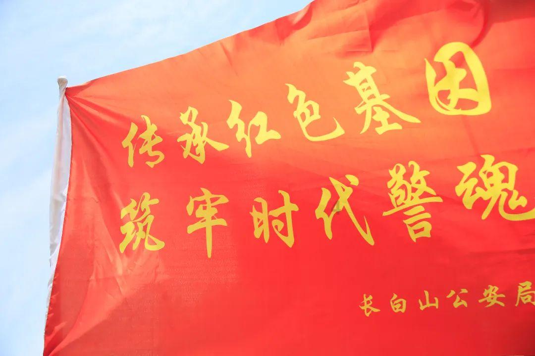 1938年的山东惠民县,宋代古城墙千疮百孔,民团手持大刀助纣为虐